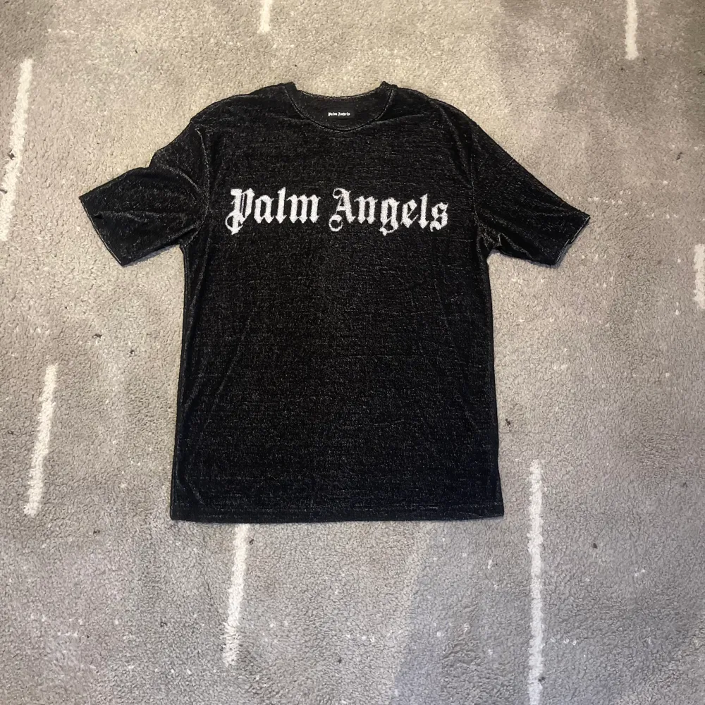 Riktigt snygg palm angels T-shirt som jag inte använder längre. bilder finns om ni vill se mer. T-shirts.