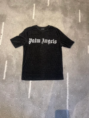 Palm angels - Riktigt snygg palm angels T-shirt som jag inte använder längre. bilder finns om ni vill se mer