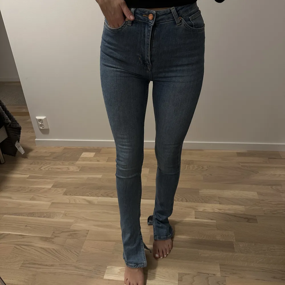 Odenim slit jeans, storlek 34. Använd fåtal gånger och är i jättebra skick. Nypris 1599:-. Jeans & Byxor.