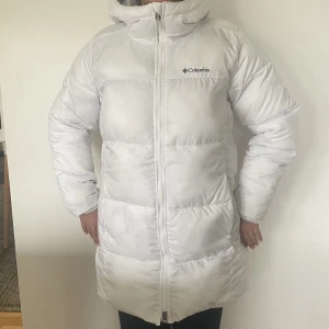 Vinterjacka (Colombia) - Säljer denna vinterjackan från märket Columbia.  Stl S (funkar även på någon med stl M)  Den är helt vit med vita detaljer, förutom märket som är svart.  Använd en vintersäsong som vardags jacka.  Pris: 350kr 