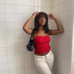 Glittrig rött vintage linne - Super fint vintage rött linne som är glittrig!