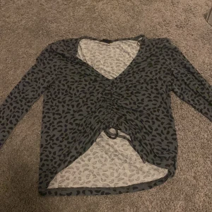 Leopard topp - Leopard topp som går att justera i storlek S