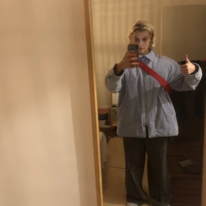 Manchesterjacka - ljusblå, oversized, manchesterjacka från Weekday! Asskön o varm! Älskar den  men har för många jackor så har knappt hunnit använda! Kostade 700kr! 