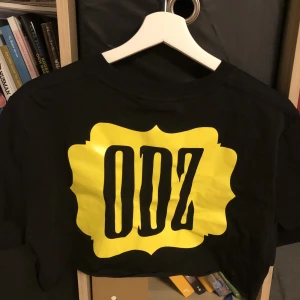 Odz x Delux croppad t-shirt - Delux X Odz limited edition merch.  Aldrig använd taggen finns kvar. Storlek XL men är inte stor alls. 