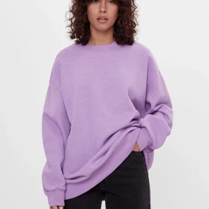 Oversized lila sweatshirt - Säljer denna fina sweatshirt då den tyvärr inte kommer till användning💜