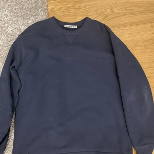Acne sweatshirt - Nypris 3500kr, använd ett fåtal gånger. Storlek xs men väldigt oversized. Sitter som en vanlig L ungefär. Jag står för frakt