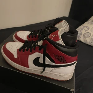 Jorden 1  - Jag ska sälja min 6 månader gamla skor dem är inte så kryssade och dem är inte så smutsiga som dem ser ut att vara på bilden dem är inte sönder någon stans och byta funkar också 