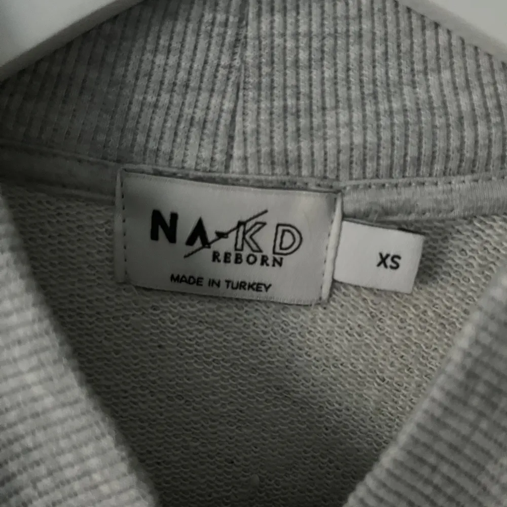 Jag säljer min gråa tröja ifrån Na-kd💗. Tröjor & Koftor.
