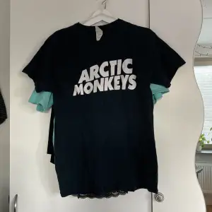Svart arctic monkeys t-shirt!! köpt i det skick den är, vintage!