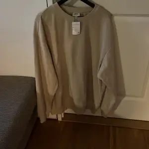 Jättemysig beige sweatshirt för män i strl XL från HM, aldrig använd med prislapp kvar på.