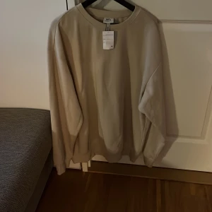 Sweatshirt  - Jättemysig beige sweatshirt för män i strl XL från HM, aldrig använd med prislapp kvar på.