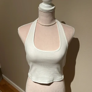 Vitt linne  - Super gulligt vitt linne som är helt oanvänt! Bra kvalite och är ribbat. Dock lite genomskinligt