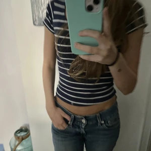 Randig tröja - Randig t-shirt med lite öppet där bak 🦋