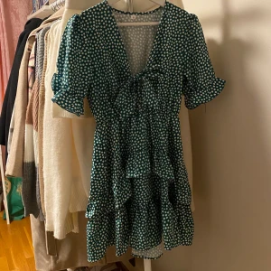 Grön klänning - Supersöt klänning med en rosett framtill. Använd någon gång men det är inget som syns.