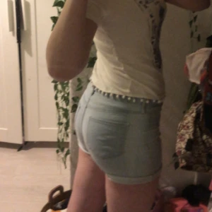 Lågmidjade shorts  - Lågmidjade shorts i storlek 164 men passar S. Knappt använda, skriv för fler bilder!