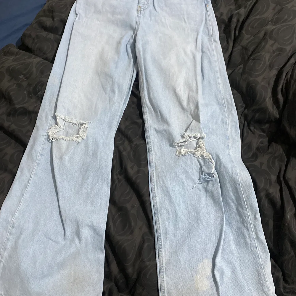 Säljer dme här fina byxor som jag inte tycker om längre, hålet är sönder därför så lågt pris, dem tvättas innan dem blir fraktade dem är storlek W 30 L32 alltså ungefär M/L. Priset kan diskuteras❤️. Jeans & Byxor.