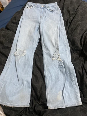 Byxor med slits - Säljer dme här fina byxor som jag inte tycker om längre, hålet är sönder därför så lågt pris, dem tvättas innan dem blir fraktade dem är storlek W 30 L32 alltså ungefär M/L. Priset kan diskuteras❤️