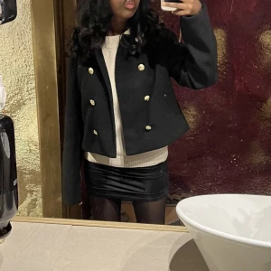 Svart kappa  - Säljer denna kappan från zara 💗💗Kan mötas upp i Stockholm!! ❤️‍🔥❤️‍🔥