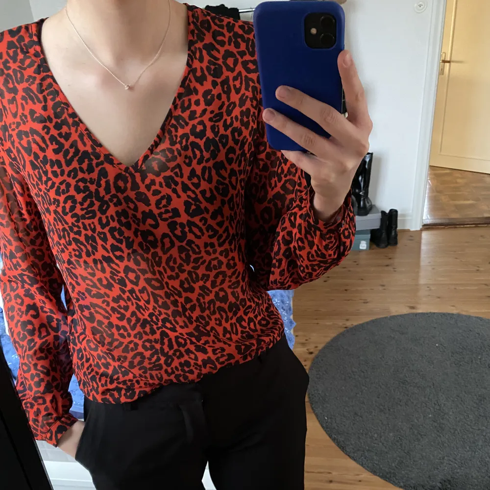 Meshblus i ett leopardmönster som är i nyskick! Blusen är ifrån bikbok och i storlek s💕. Blusar.