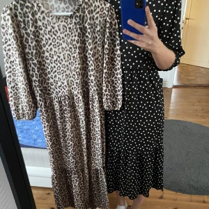 Två klänningar från Zara - Säljer dessa två klänningarna ifrån zara, knappt använda. Båda är i storlek S och priset är för båda tillsammans💗