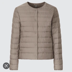 Jacka - Säljer nu min super fina Uni qlo jacka❤️knappt använd cirka 3 gånger köptes för ungefär 1 månad sen. (Inte den färgen på bilden utan lite ljusare färg) den är ganska liten i storleken! Nypris 800 kr❤️