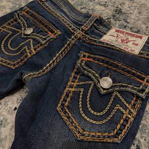 Ett par äkta low-waist True Religion Jeans i nyskick. Säljer pågrund av att jag har två ungefär likadana par.