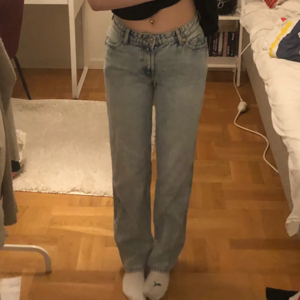 lågmidjade jeans från new yorker. oanvända, så i nyskick. säljer då jag har för många jeans. långa på mig som är 168 cm. färgen är ljusare irl men kameran tar inte upp detta. Jeans & Byxor.