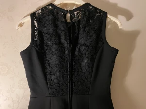 Snygg festklänning med spetsdetaljer  - Tjusig klänning från H&M, perfekt till fest. Strl s. 