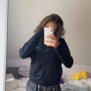 Nike tech fleece - Svart Nike tech fleece. Köpt i sommar på Zalando men har inte kommit till så stor användning. Köpt för 899kr säljer för 550 inklusive frakt. Xl i barnstorlek (158-170), funkar på mig som i vanliga fall har S/M i Nike dam hoodies.