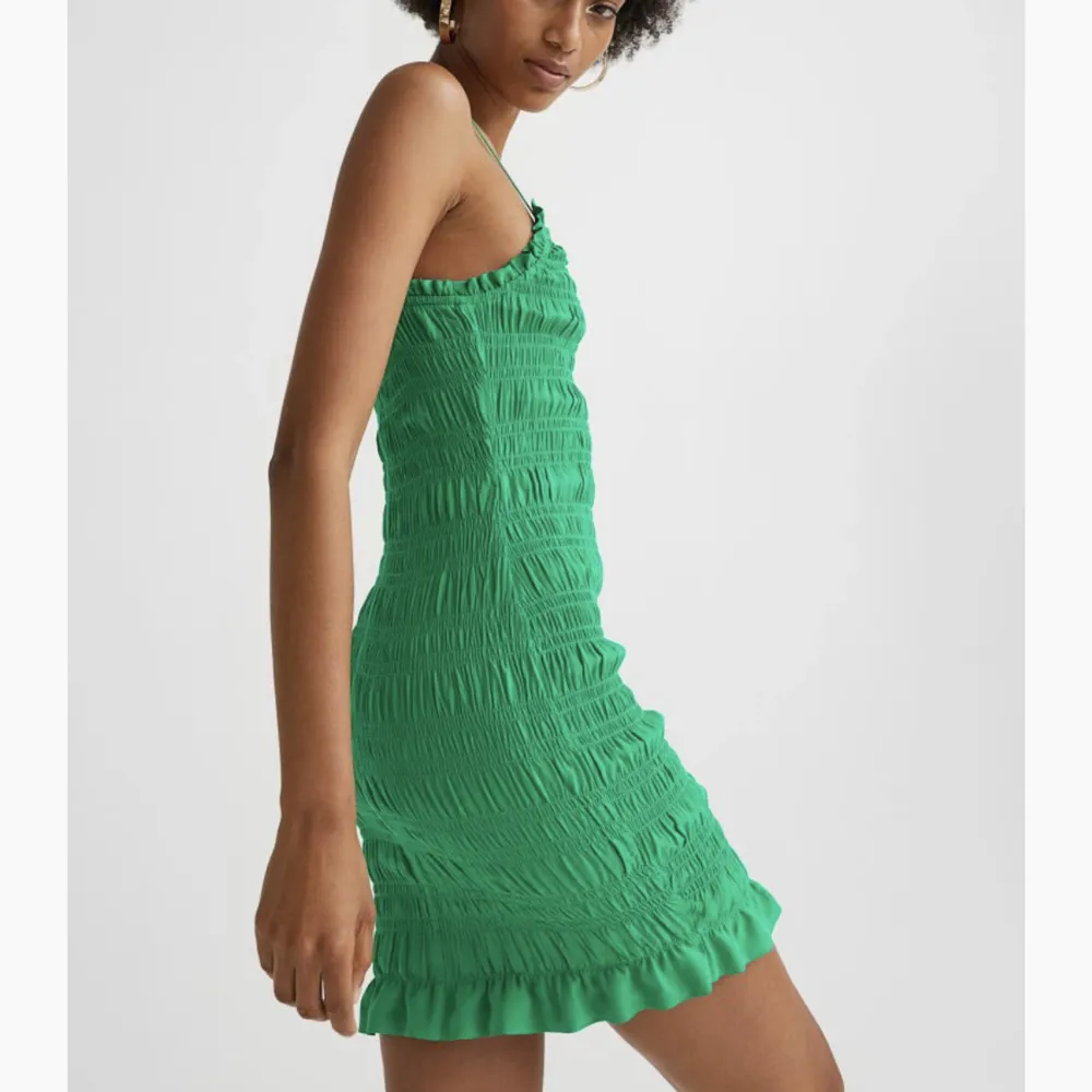 Vibrant grön klänning från HM, väldigt sommrig och bekväm.  Säljer då jag aldrig fått användning av den💚. Klänningar.