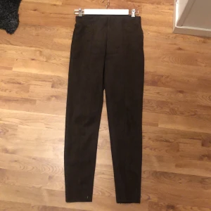 Bruna mocka byxor strl. S/26 - Bruna mocka byxor strl. S/26, från Zara. Sköna och bra längd ovanför anklarna.  Frakt 29kr