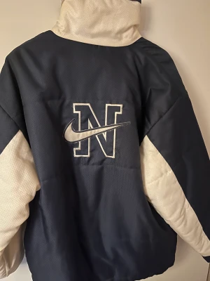 Nike Vinterjacka blå Vintage - En reversibel, varm vinterjacka som jag köpt här på Plick men inte använder längre. Frakt inkluderat!