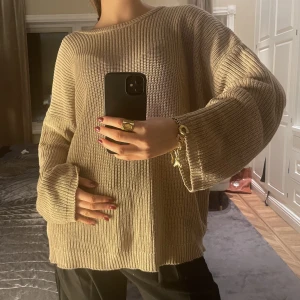 Stickad tröja  - Så fin oversized tröja från början från NA-KD  Man kan ha på sig den åt båda hållen som jag visar på bilderna🥰  Så bra skick i storlek M/L