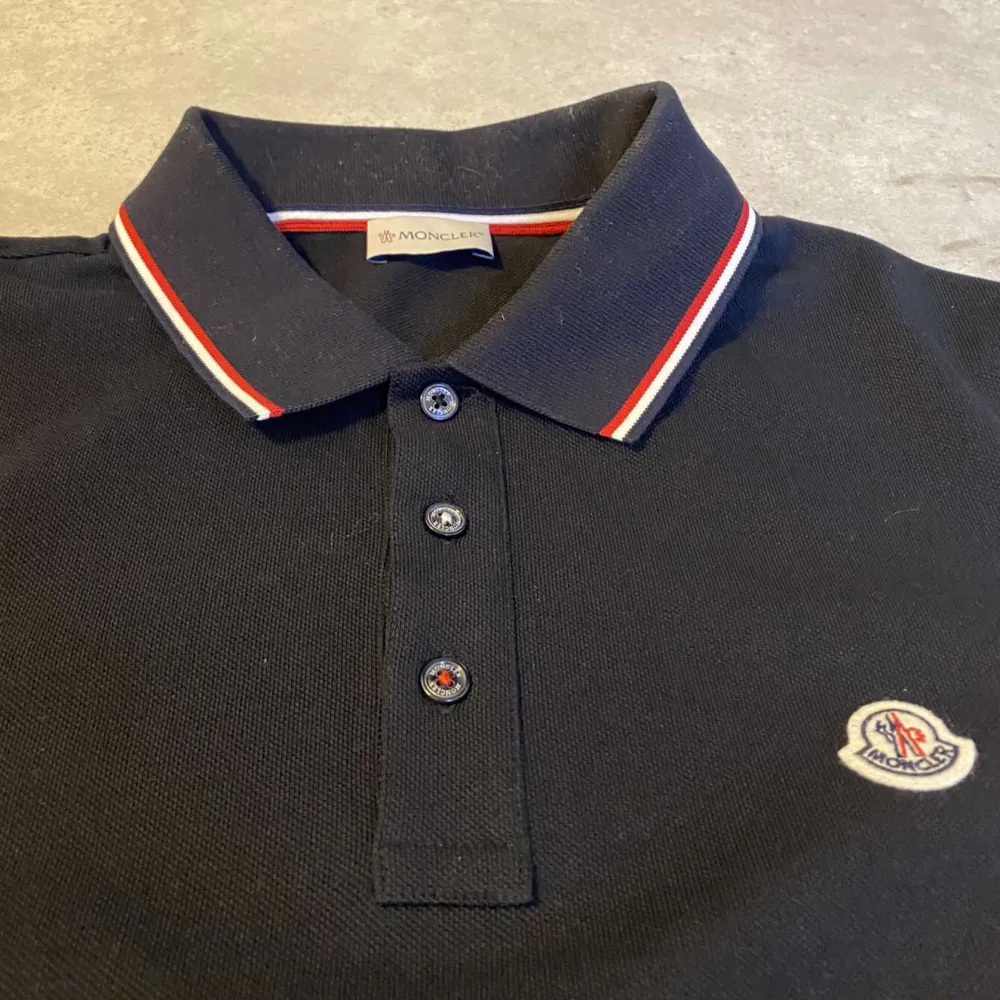 Moncler polo long sleeve storlek 3/M cond 7/10. Tar endast swish.. Tröjor & Koftor.