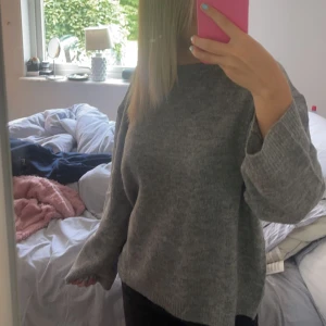 stickad tröja från ZARA - säljer denna stickade tröjan, i jättefint skick! köpt från ZARA