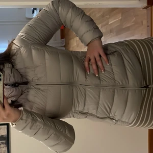 Parajumper - En beige vindjacka från parajumper i storlek S. Jackan har inga skador och så gott som ny.   Tänk på att betalning sker INNAN paketet är postat. När betalningen är genomförd skickas en bild på Spårningsnummer och postbevis och du kan följa din leverans. 