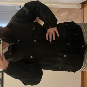 Fjällräven vinterjacka  - Fjällräven jacka. Den är några år gammal men det finns inga skador på den. Jätte bra vinterjacka. Tänk på att betalning sker INNAN paketet är postat. När betalningen är genomförd skickas en bild på Spårningsnummer och postbevis och du kan följa din levera