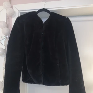 Svart pälsjacka - Svart pälsjacka från gekås Ullared. Rätt så använd men fortfarande fint skick! Köpt för 200 kr. Säljer för 60 kr + frakt 🥰