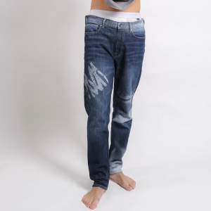 MORE SIGNATURE JEANS 32x32 Unisex jeans med exklusivt tryck som tvättas i Max 30 grader 