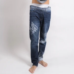 MORE SIGNATURE JEANS - MORE SIGNATURE JEANS 32x32 Unisex jeans med exklusivt tryck som tvättas i Max 30 grader 