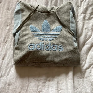 Adidas mjukisdress - Adidas dress. Använd, den är lite nopprig men det mesta har tagits bort. Hoodien stl 36 och byxorna är i stl 34.