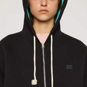 Super bekväm hoodie från Acne Studios gjord av 55% lycocell och 45 % bomull.   Köpt för två år sedan, nypris var 4200kr .    Storlek S passar som M Knappt använd  Finns kvitto