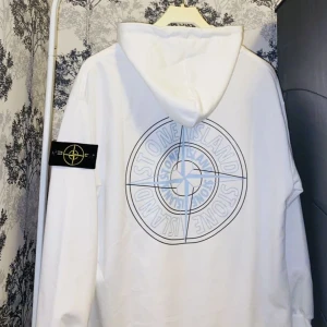 Stone island hoodie  - Skön hoddie med fina detaljer och varmt material. Den är i storlek S men passar även för storlek M.