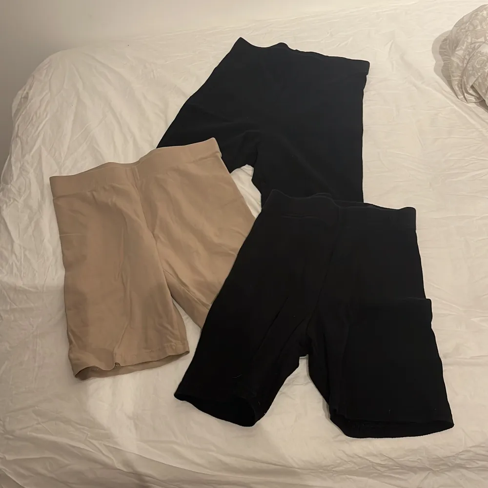 Tre par under shorts från hm. Jättebekväma och en av de svarta är ribbade❤️50kr/st.. Shorts.