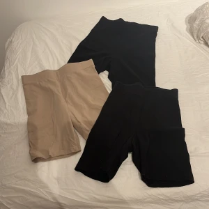 Shorts - Tre par under shorts från hm. Jättebekväma och en av de svarta är ribbade❤️50kr/st.