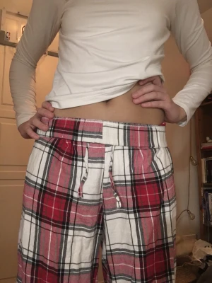 Flanellpyjamasbyxor - Säljer dessa mysiga flanelbyxor då jag köpt ett par andra💕💕Dessa byxor är i ett väldigt mjukt material och passar perfekt nu i jul💕💕Hör av er vid fler frågor💕