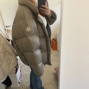 Vintage moncler🫶🏻 - As cool vintage moncler jacka!! Sitter oversized på mig som brukar ha storlek S💋 modellen heter Grenoble och jackan är från ungefär 80 talet! skriv för mer frågor eller bilder!  Pris kan diskuteras vid snabb affär