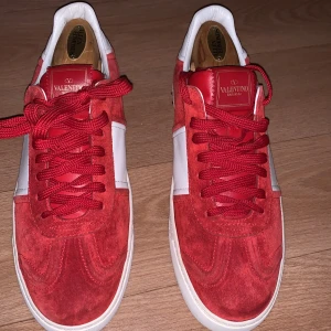 Valentinos  - Ett par röda Valentino frlycrews som har använts i 2 månader. Dom ser i princip nya ut,(8/10). Ena skon saknar dock en spik där bak men man kan gå till Valentino affär för att få tillbaks den. Dom är storlek 44 men passar även 43 enligt mig.
