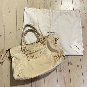 Balenciaga väska - LÄGGER UPP IGEN (Fler bilder finns i en annons längre ner) En jätte fin beige balenciaga väska med guldiga detaljer! Dustbag, tag, äkthetsbevis finns. Sliten på baksidan men är inget som stör tycker jag (se sista bild)😊 bud från 4000💓