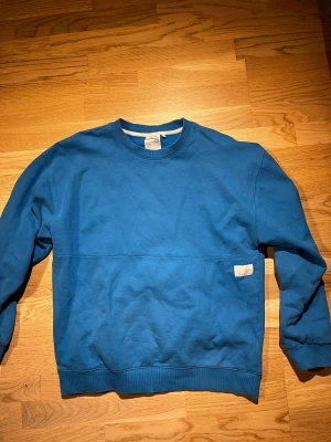 Yôke camaya crew - Blue Yôke camaya crew in 100%  Used but in very good condition, no stains or flaws  Size L